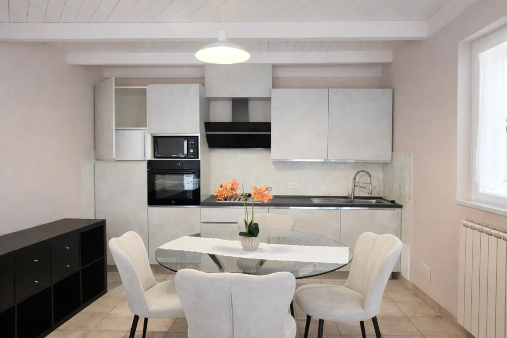 cucina attrezzata vista letto appartamento sakura a castelnuovo magra
